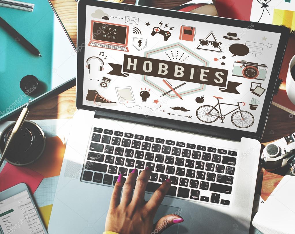 Laptop mit Hobbys am Bildschirm Stockfotografie lizenzfreie Fotos