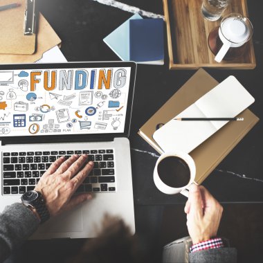  Onun iş yerinde dizüstü bilgisayar kullanan adam işlem çalışma 