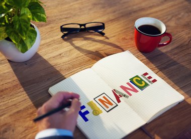 Ekonomi kavramı ile çalışan adam