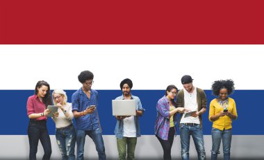 Dijital cihazlar, kullanan öğrenciler internet'te sörf