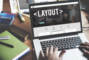  Onun iş yerinde dizüstü bilgisayar kullanan adam işlem çalışma 