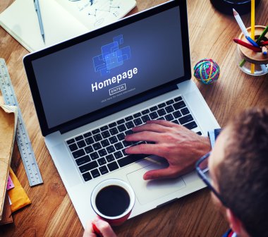 Laptop ve ana sayfası kavramı kullanan adam