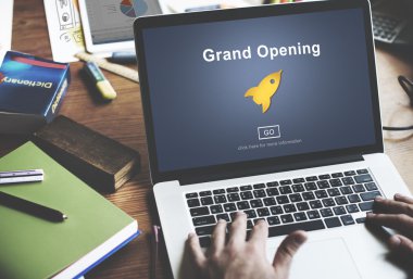  Onun iş yerinde dizüstü bilgisayar kullanan adam işlem çalışma 