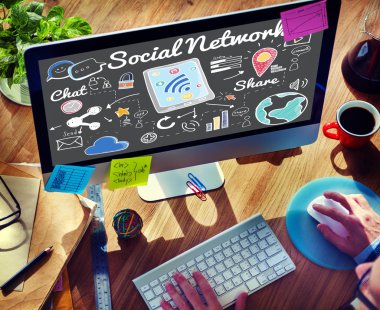 Bilgisayar kullanan adam 