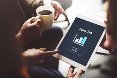 İnsanlar kahve molası internet tarama