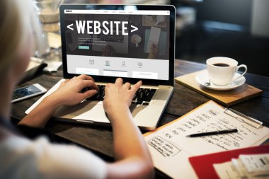 Laptop ekran: Web sitesinde metin ile 