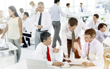 İş ekibi birlikte çalışıyor.