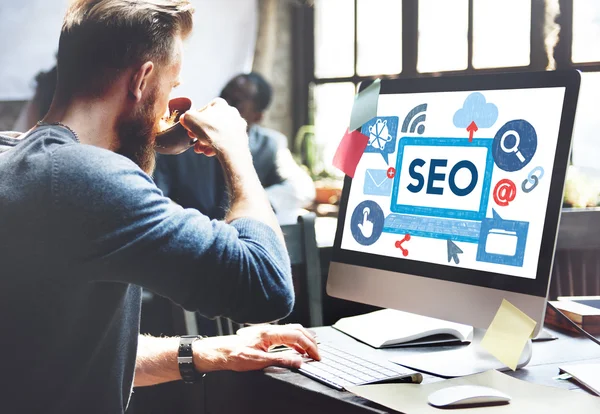 Man och Search Engine Optimization Concept — Stockfoto