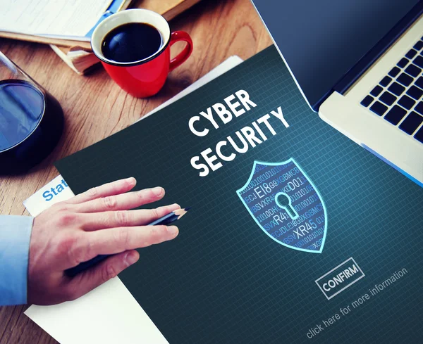 Mann, der mit Cyber-Sicherheit arbeitet — Stockfoto