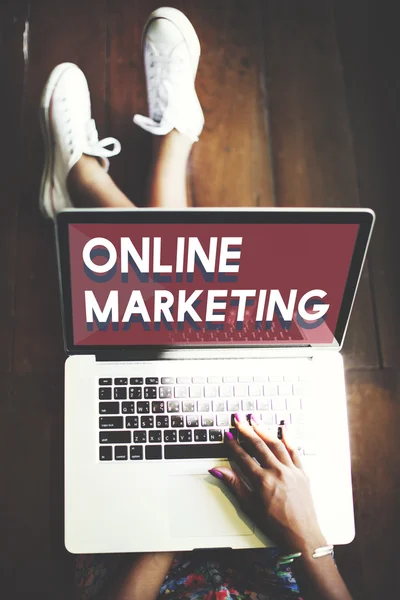 Laptop com marketing online na tela — Fotografia de Stock