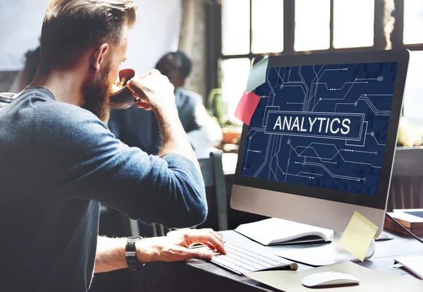 Man e Analytics Analisam o conceito de dados — Fotografia de Stock