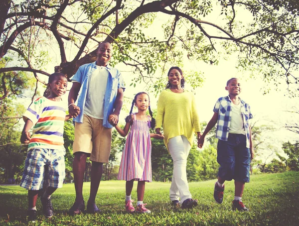 Prachtige Afrikaanse familie in park — Stockfoto