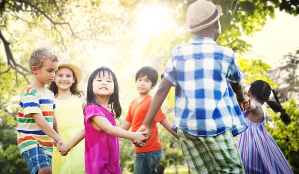 Kinderen die buiten spelen — Stockfoto