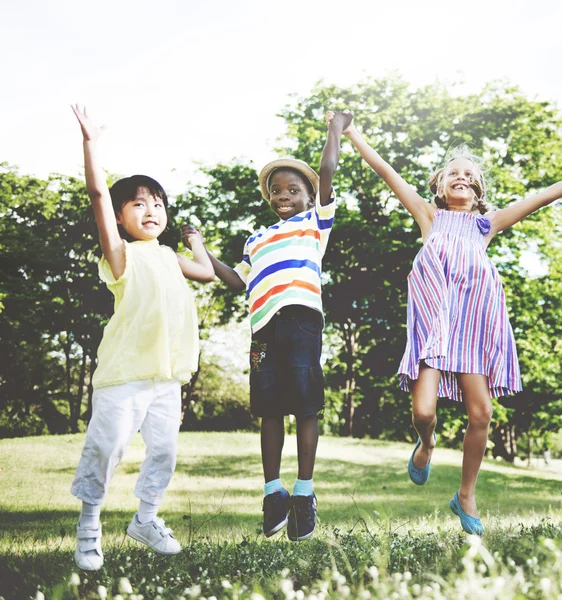 Enfants multiethniques à l'extérieur — Photo