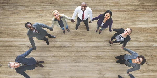 Ondernemers holdnig handen — Stockfoto