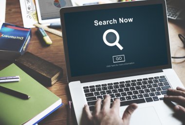 dizüstü bilgisayar kullanan adam