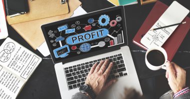 dizüstü bilgisayar kullanan adam