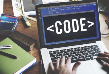 dizüstü bilgisayar kullanan adam