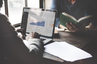 Dizüstü bilgisayarda çalışan adam