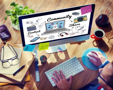 Bilgisayar kullanan adam 