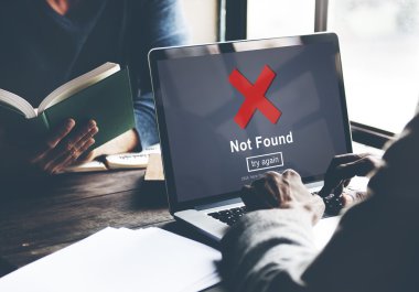 Dizüstü bilgisayarda çalışan adam