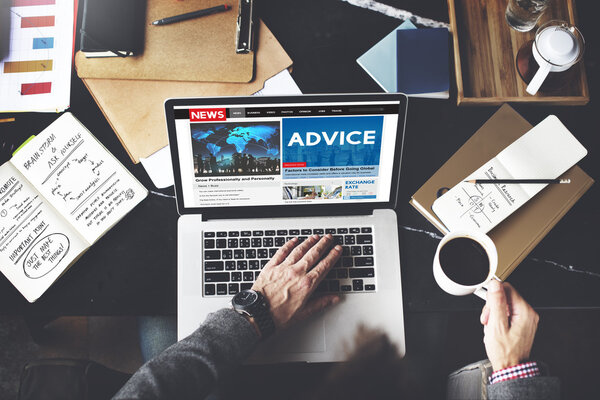 человек с помощью ноутбука