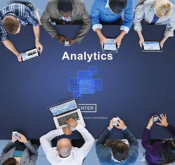 Lidé používající zařízení a údajů služby Analytics — Stock fotografie