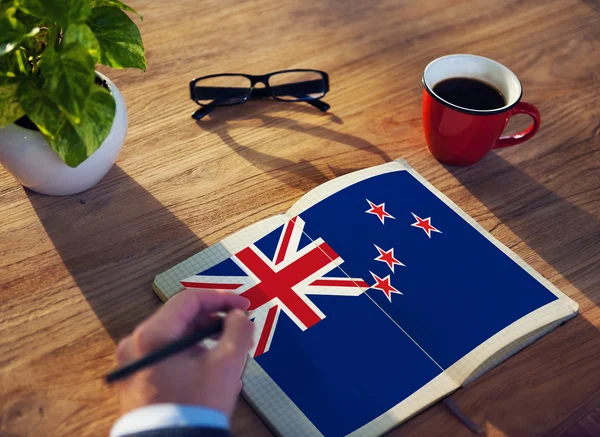 Bandeira Nacional da Nova Zelândia Estudando Conceito de Livro de Leitura — Fotografia de Stock