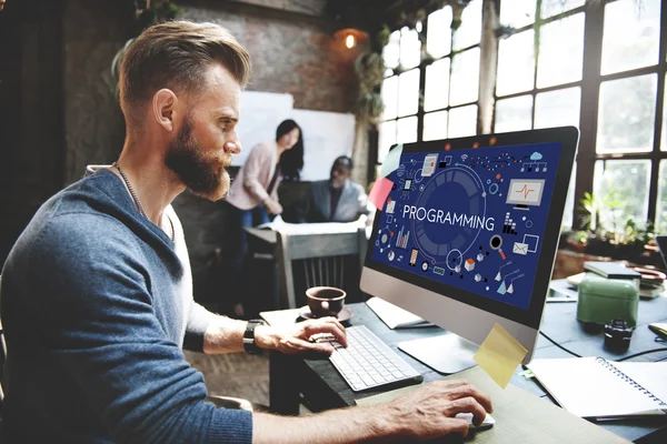 Man och programmering datorns digitala koncept — Stockfoto