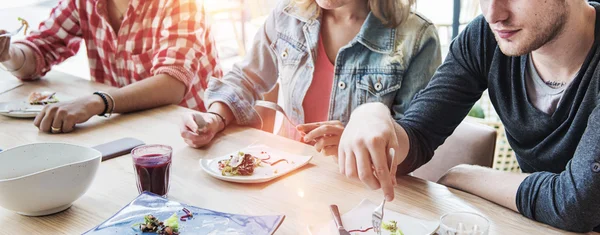 Människor som äter måltid matsal koncept — Stockfoto