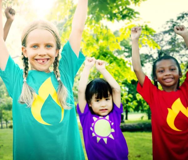 Niños multiétnicos al aire libre —  Fotos de Stock