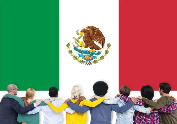 Multi-etnische mensen en Mexico Country Flag — Stockfoto