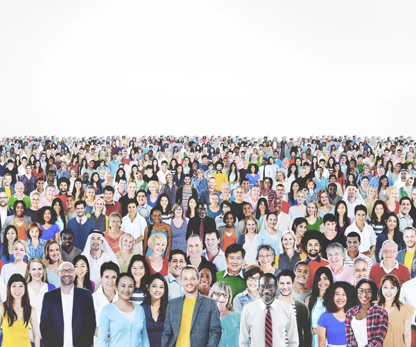 多様性の人々 の大規模なグループ — ストック写真