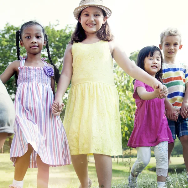 Niños jugando al aire libre — Foto de Stock