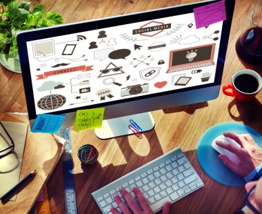 Bilgisayar kullanan adam