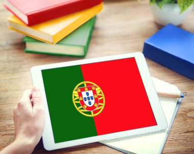 Tablet kullanan adam  