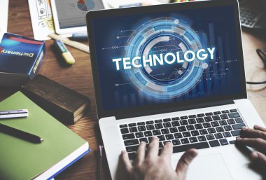  Onun iş yerinde dizüstü bilgisayar kullanan adam işlem çalışma 