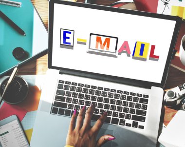 laptop ekranında e-posta ile