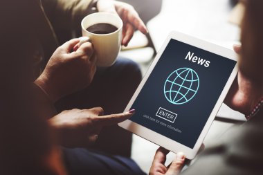 İnsanlar kahve molası internet tarama 