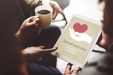İnsanlar kahve molası internet tarama 
