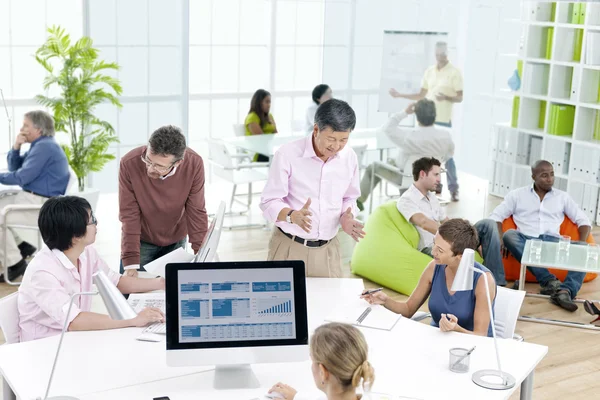 Les gens d'affaires parlent dans le bureau — Photo