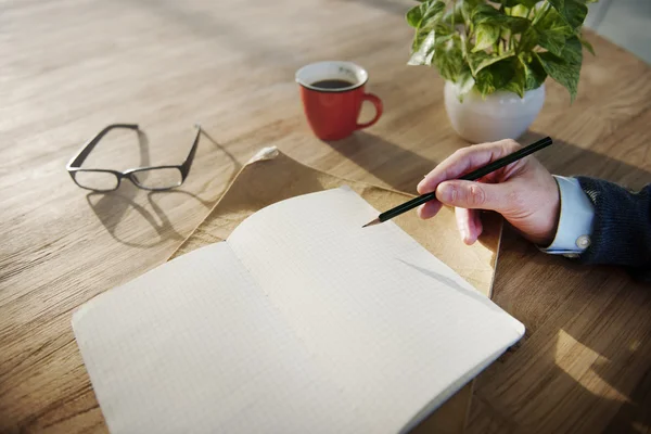 Empresário escrevendo em notebook — Fotografia de Stock