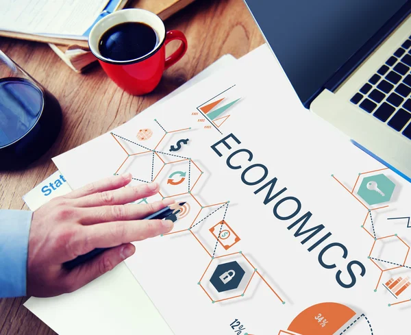 Uomo che lavora con Economics Concept — Foto Stock