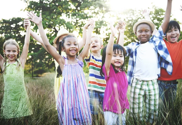 Niños jugando al aire libre —  Fotos de Stock