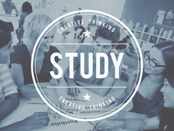 Studenti studující v prezenční studium — Stock fotografie