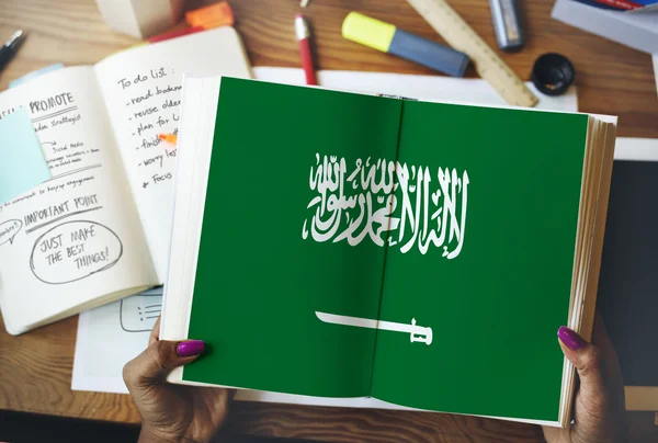 Žena držící knihu s Saúdské Arábie — Stock fotografie