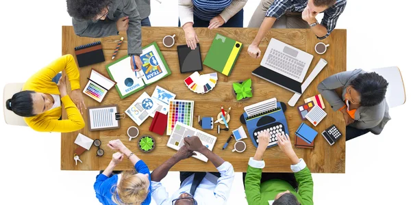 Personnes travaillant dans le concept de bureau — Photo