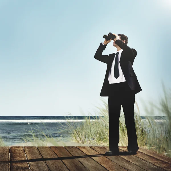 Omul de afaceri observând natura în binocluri — Fotografie, imagine de stoc