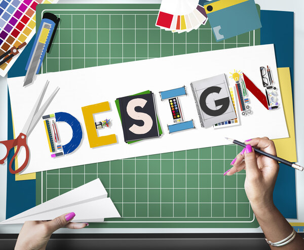 Дизайнер, работающий с проектом
