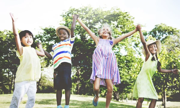 Enfants multiethniques à l'extérieur — Photo